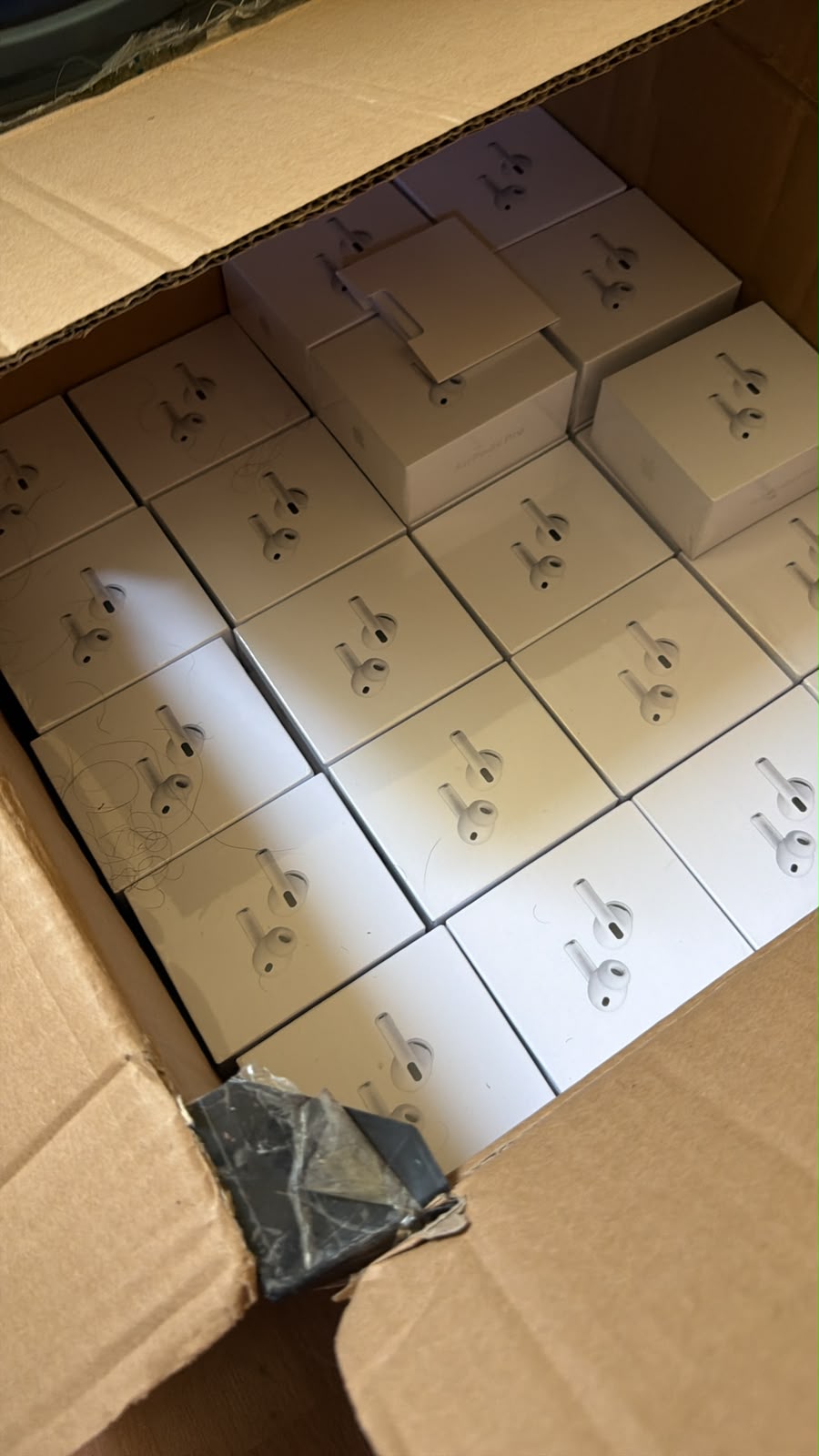 AirPods Pro 3 en cajas de producto listas para envío
