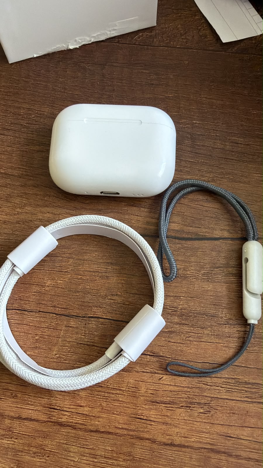 AirPods Pro 3 con estuche de carga y cable