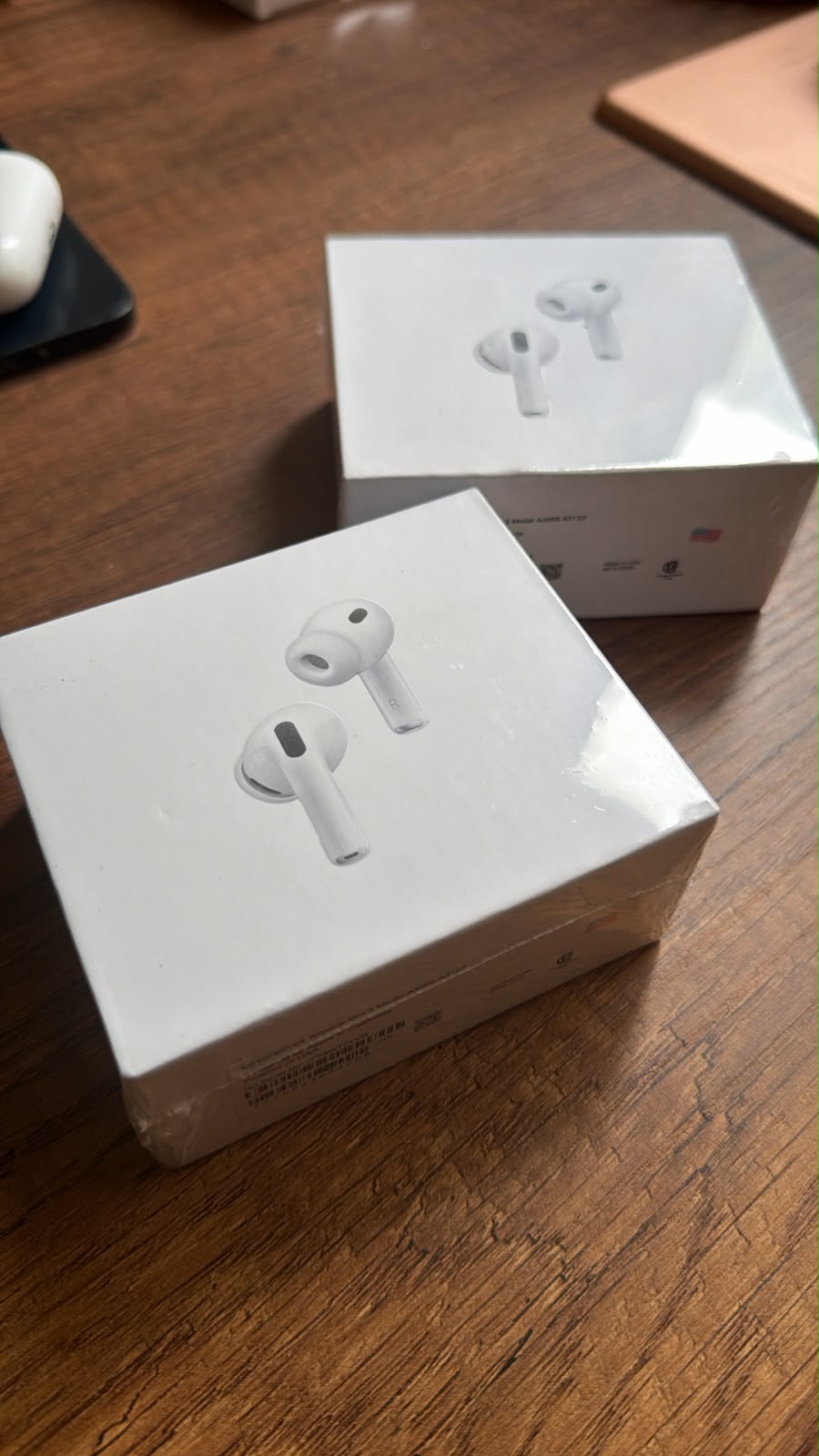 AirPods Pro 3 con estuche de carga en su caja
